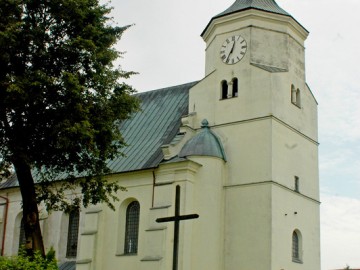 Kościół pw. św. Anny w Bolimowie, na zdjęciu widoczne są pociski niemieckiej artylerii w murach kościoła. , 