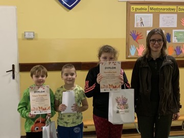 Fotorelacja z Uroczystego wreczenia dyplomow i nagrod w konkursie plastycznym „Barwy jesieni na Wzniesieniach – skarby przyrody”, 
